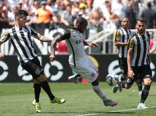 Zeca derruba Vágner Love dentro da área em clássico entre Corinthians e Santos, mas árbitro expulsou David Braz Zeca derruba Vágner Love dentro da área em clássico entre Corinthians e Santos, mas árbitro expulsou David Braz
