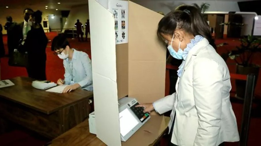 Diplomatas estrangeiros fazem teste em urna eletrônica brasileira