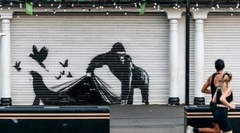 Dois homens são indiciados por roubo de obra de Banksy 