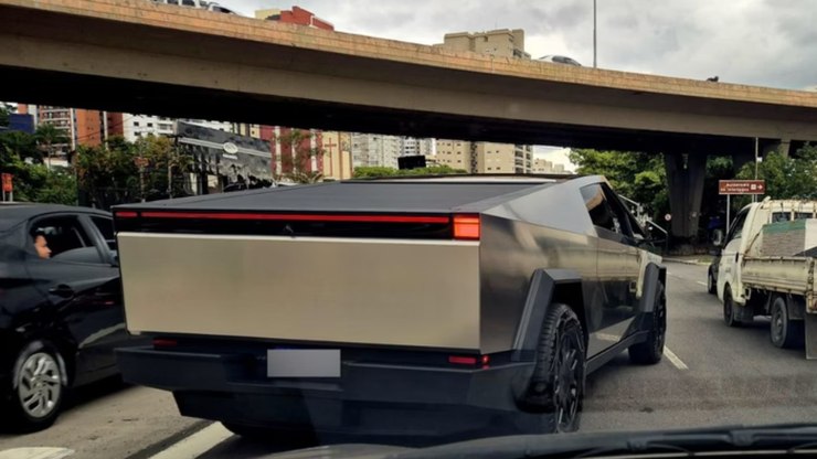 Tesla
descarta Cybertruck com tração traseira