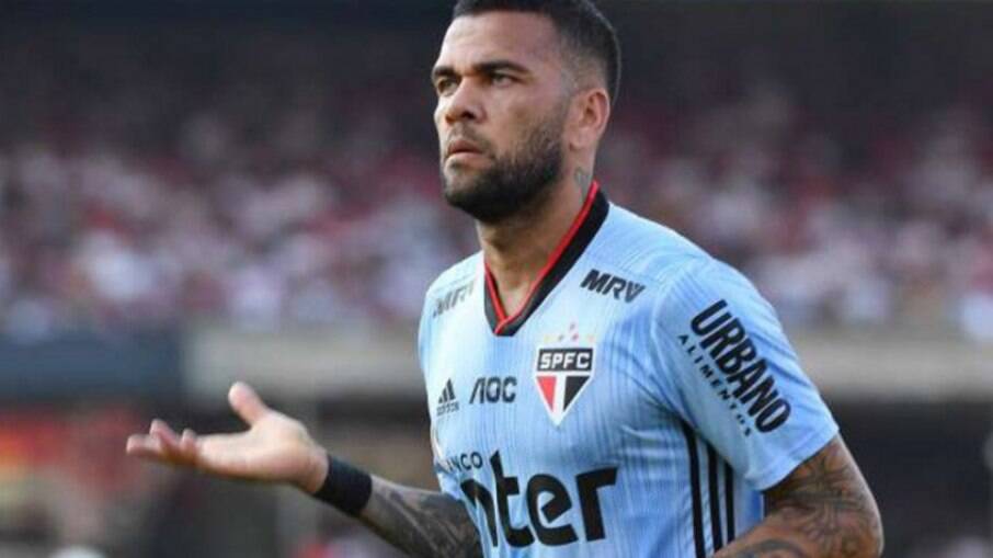 Diniz defendeu Daniel Alves após goleada sofrida