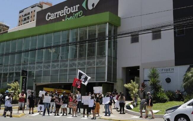 Manifestantes fazem ato contra racismo em frente ao Carrefour da Norte-Sul