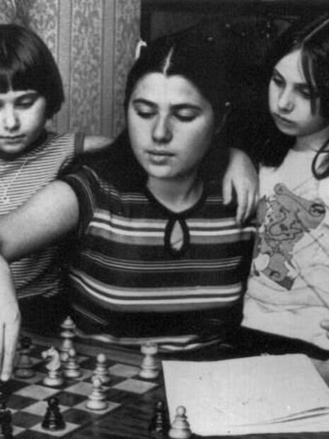 As irmãs húngaras Susan, Sofia e Judit Polgar quando crianças jogando xadrez