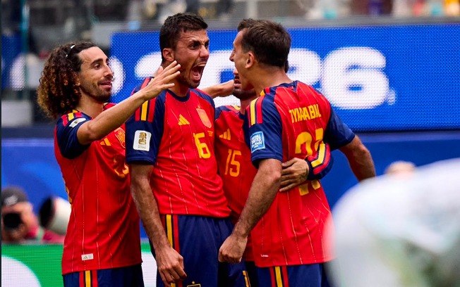 Jogadores da Espanha comemoram o gol de Oyarzabal, que abriu o placar diante da Áustria