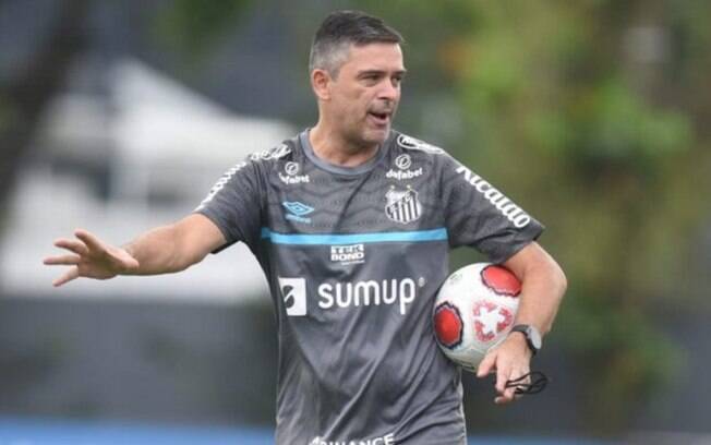 Conheça o auxiliar que vai comandar o Santos na estreia na Paulistão