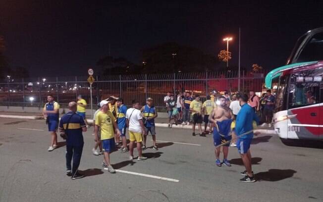 Polícia detém torcedor do Boca durante intervalo do jogo contra o Corinthians, na Arena