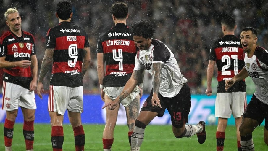 Canale comemora gol do Lanús na decisão contra o Flamengo na Recopa