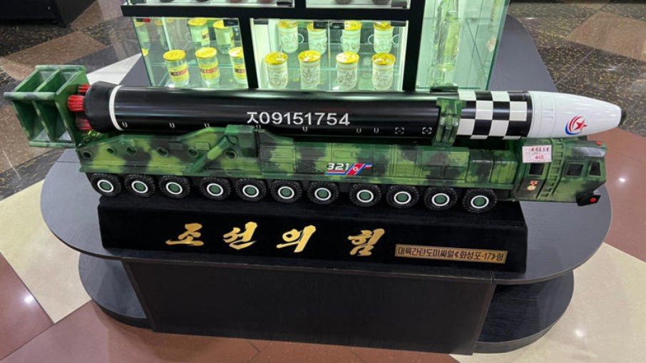 Souvenir em formato de míssil intercontinental, vendido no resort