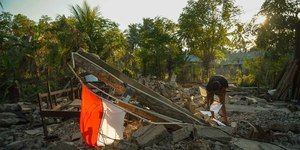 Indonésia: número de mortos no terremoto chega a 100 mil
