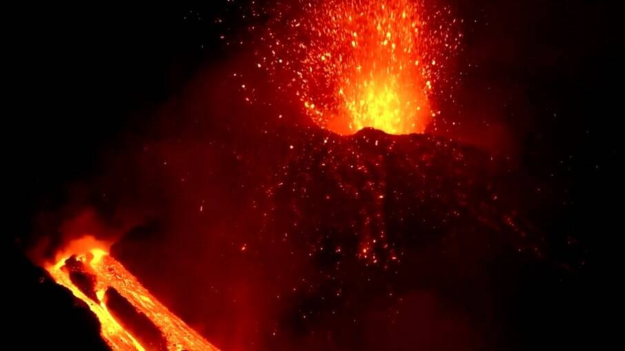 Vulcão Etna, na Itália, soltou lava incandescente