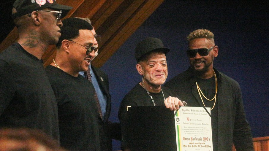 O grupo Racionais MC`s recebendo o título Doutor Honoris Causa, pela Unicamp O grupo Racionais MC`s recebendo o título Doutor Honoris Causa, pela Unicamp