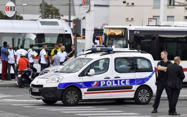 O atentado a faca na estação de metrô da cidade de Villeurbane deixou um morto e oito feridos 