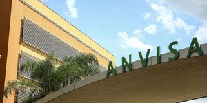 Anvisa proíbe "Xarope da Vovó", vitamina C e cúrcuma; entenda