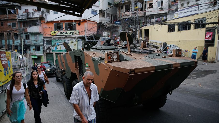 Militares do Exército e Aeronáutica iniciam cerco à Rocinha, no Rio
