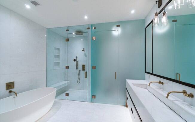 O banheiro da suíte master possui banheira, um box com chuveiro, e um gabinete separado para vaso sanitário