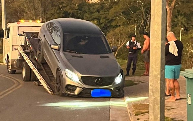 Carro de Verón, atacante do Cruzeiro é rebocado após ninguém se apresentar para retirar o carro estacionado de forma irregular