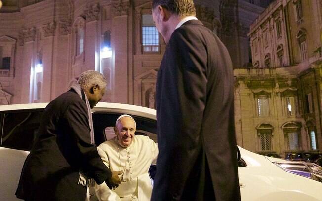 Papa Francisco desembarca do carro elétrico Nissan Leaf. Sinais dos novos tempos de mobilidade ecologicamente correta