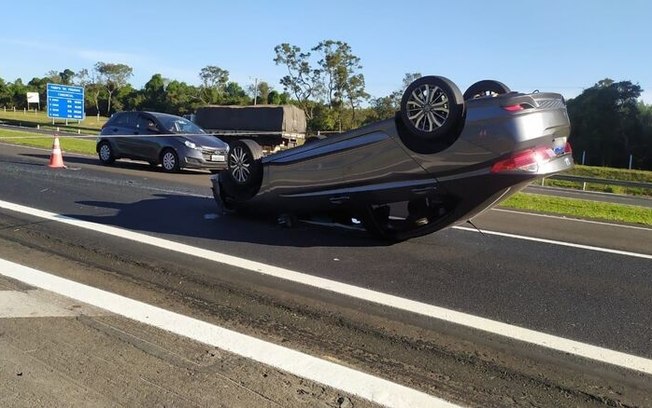Honda City capota após colisão na rodovia Washington Luís, em São Carlos Honda City capota após colisão na rodovia Washington Luís, em São Carlos