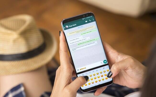 O WhatsApp funciona através de uma criptografia de ponta a ponta e não é preciso ativá-la para proteger suas conversas