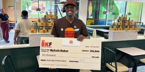 Burger King dá R$ 50 mil a empregado que trabalhou pós formatura