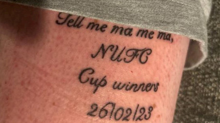 Torcedor do Newcastle faz tatuagem de título 'perdido'