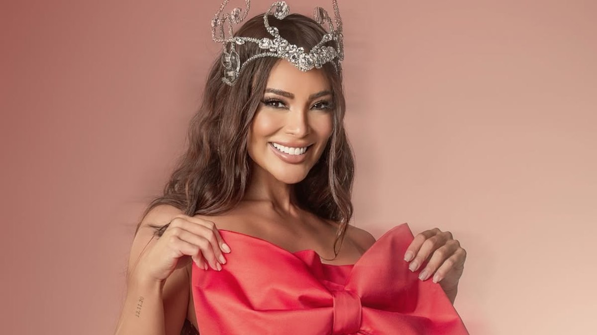 Carol Nakamura surpreende ao fazer topless com laço vermelho