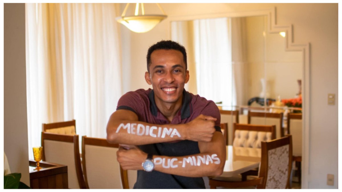 Ele atualmente está na fase final do curso de medicina pela PUC Minas Ele atualmente está na fase final do curso de medicina pela PUC Minas