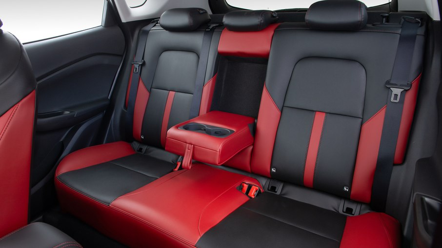 Banco traseiro do Chevrolet Tracker RS oferece bom espaço interno, mas não traz saída de ar-condicionado