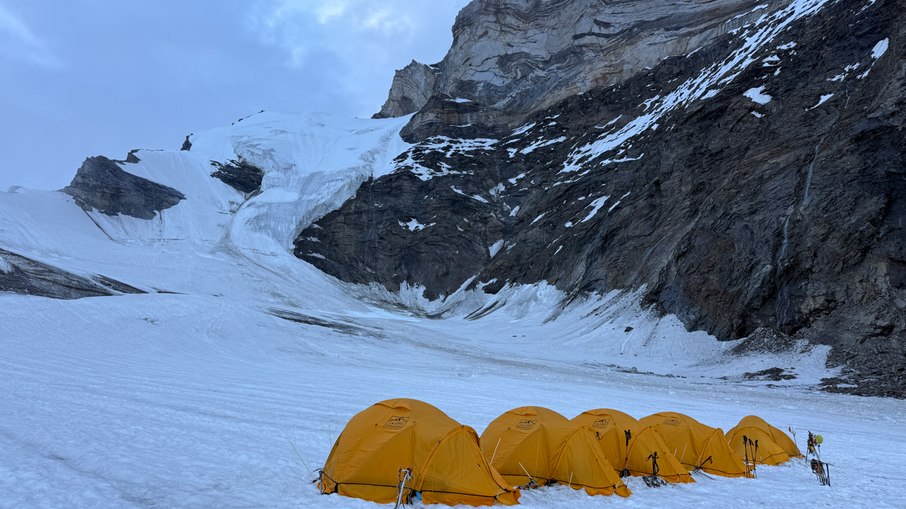 Acampamento 1, a 5.340 metros no Monte Kun na Índia.