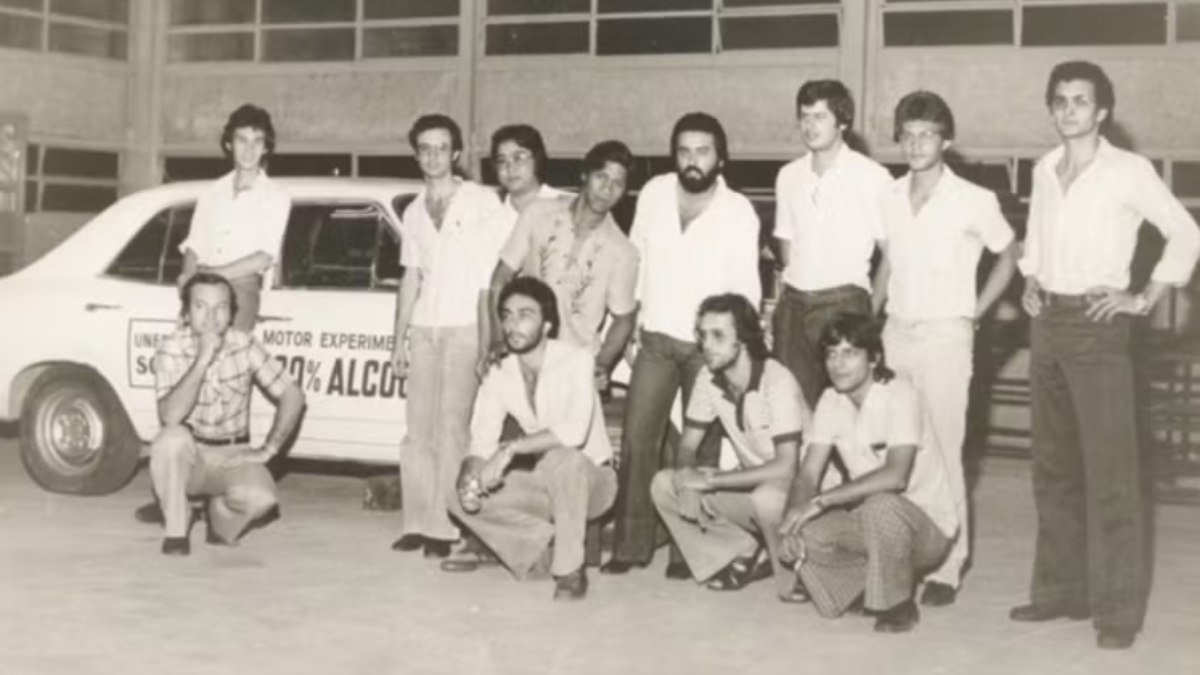 Alunos da Fatec Sorocaba com o protótipo do Opala movido a álcool