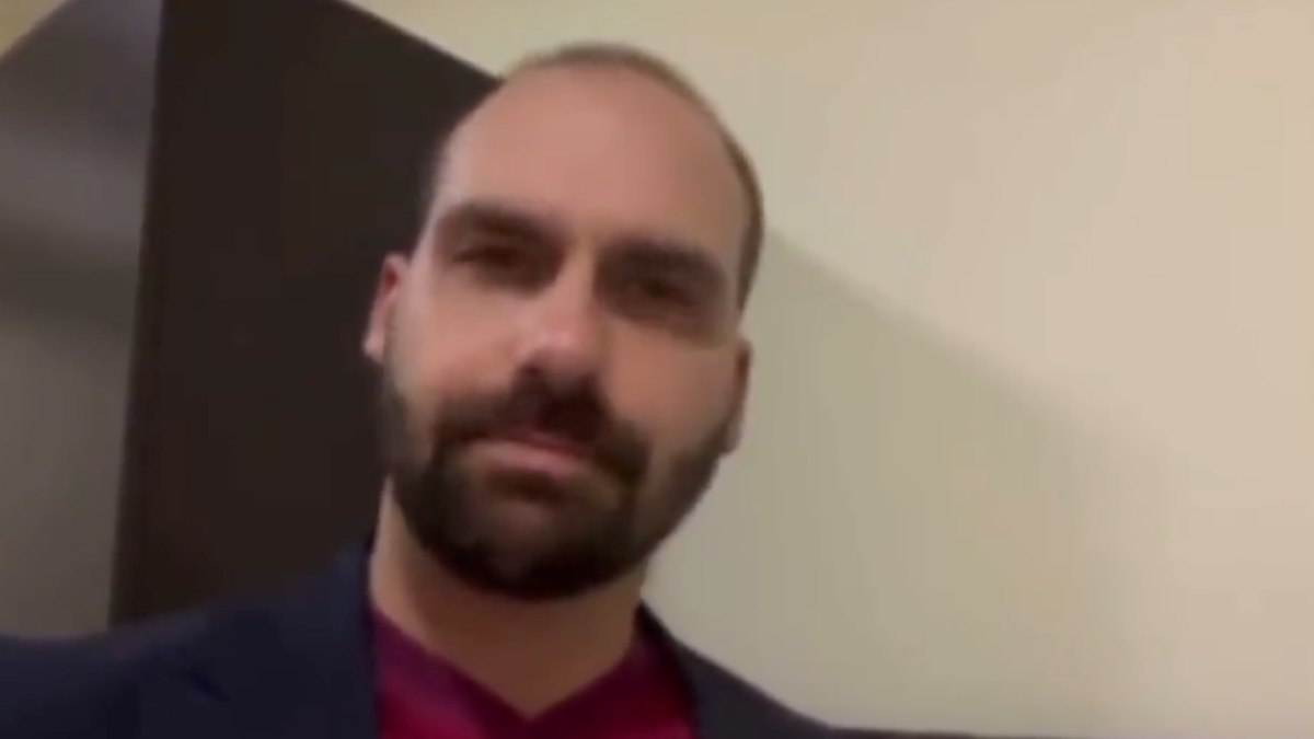 Eduardo Bolsonaro posta troca de cumprimentos de Lula e Castillo