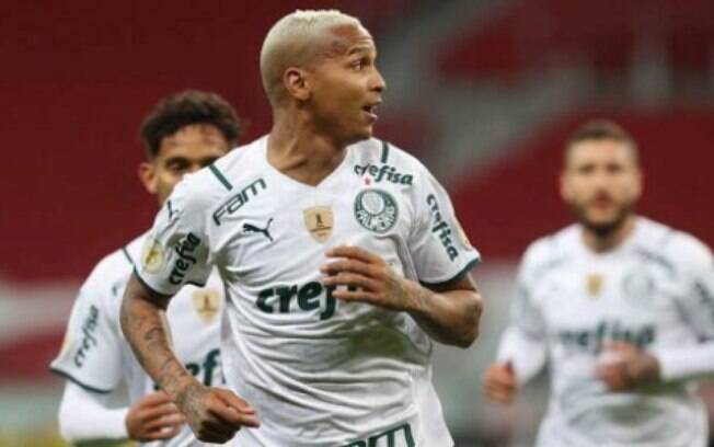 Em poucos minutos, Deyverson entra, faz gol de empate do Palmeiras, mas acaba expulso
