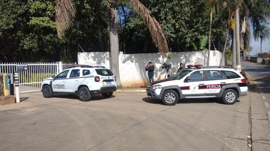 Movimentação de viaturas ainda é frequente nesta terça-feira