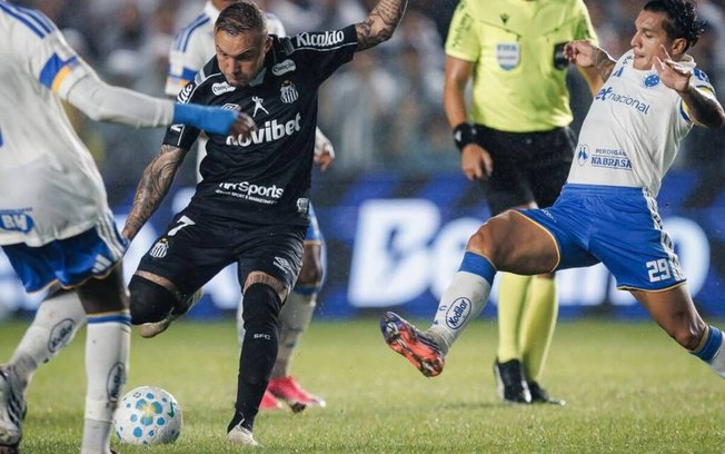 Rollheiser  (à esquerda) faz o primeiro gol do Santos e é celebrado por Rodinei