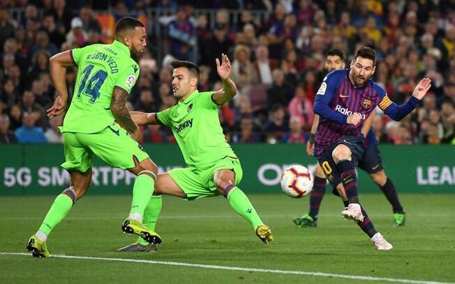 O gol de Messi contra o Levante, garantindo o título do Barcelona