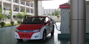 Fabricante chinesa de carros elétricos BYD bate recorde de receita em 2024 e supera Tesla