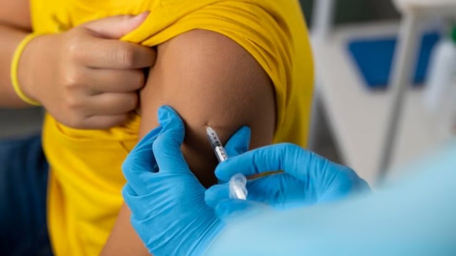 A vacina contra o sarampo está disponível para todos a partir de 1 ano de A vacina contra o sarampo está disponível para todos a partir de 1 ano de