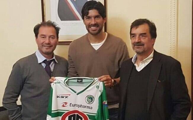 Atacante uruguaio Loco Abreu assinou com o Deportes Puerto Montt, do Chile, seu 25º clube na carreira
