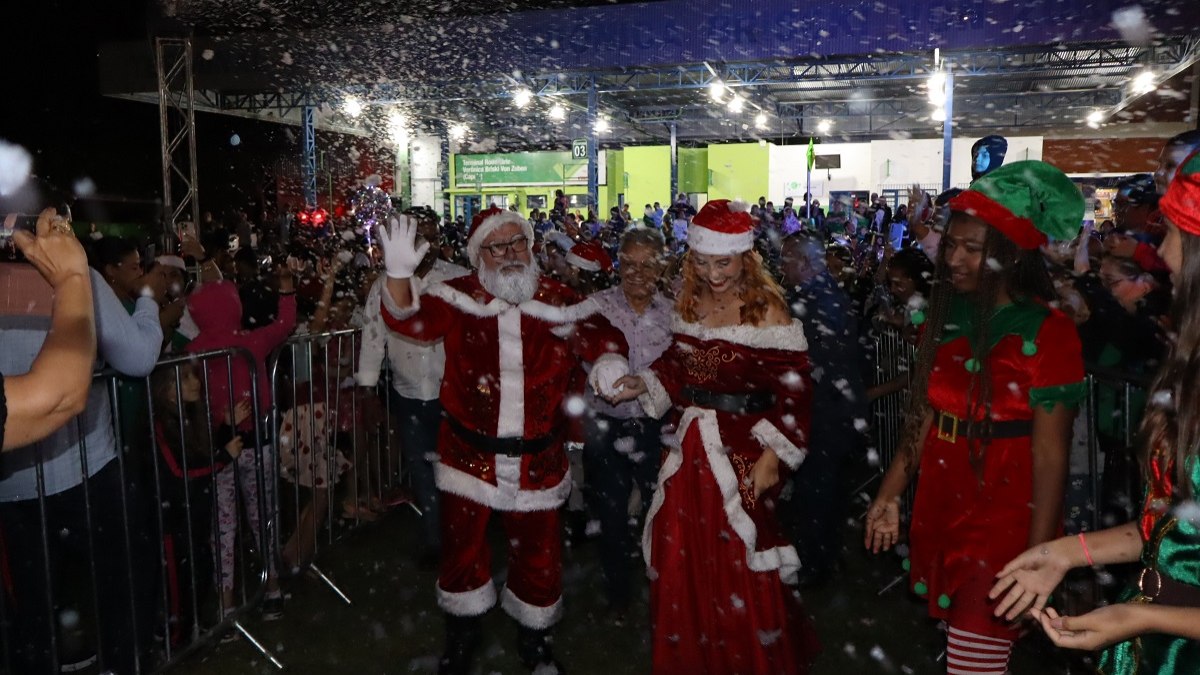 Papai Noel acena para o público ao chegar na Praça Aurora Sudário