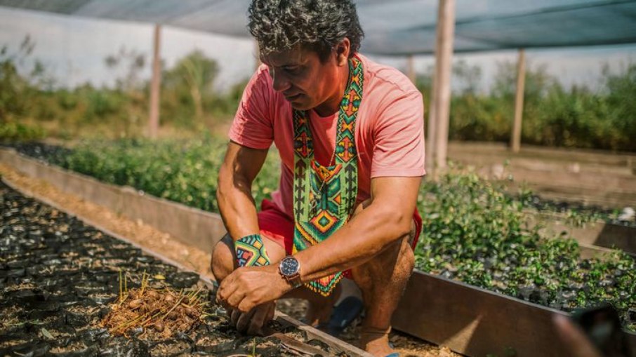 Puwe Puyanawa está à frente do projeto Aliança Reﬂorestar na Terra Indígena Puyanawa, no Acre 