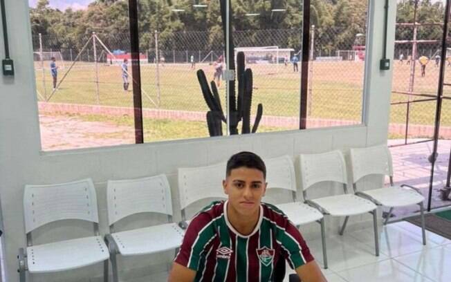 Gustavo Oliveira, do sub-15, assina contrato profissional de cinco anos com o Fluminense