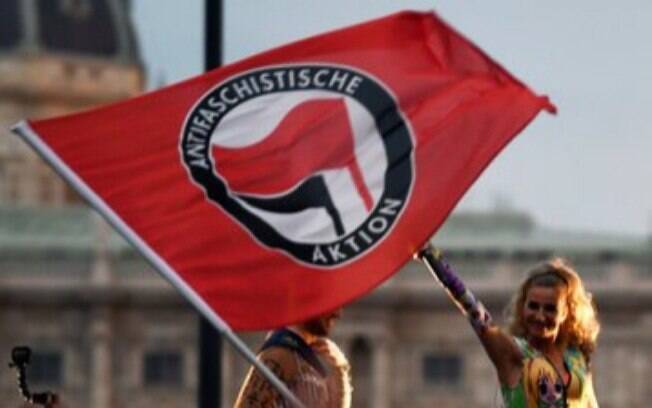 Bandeira antifascista durante ato.