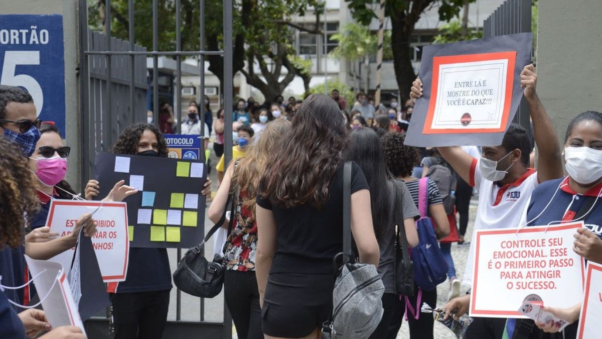 Estudantes chegando para o primeiro dia de prova do Enem 2021, na Uerj, no Rio de Janeiro