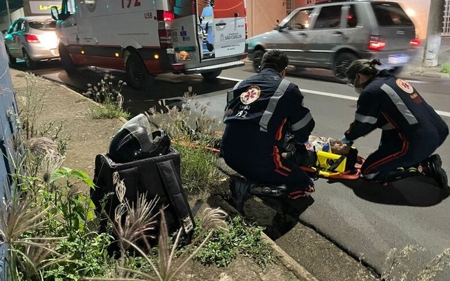 Motoboy fica ferido após colidir contra traseira de carro