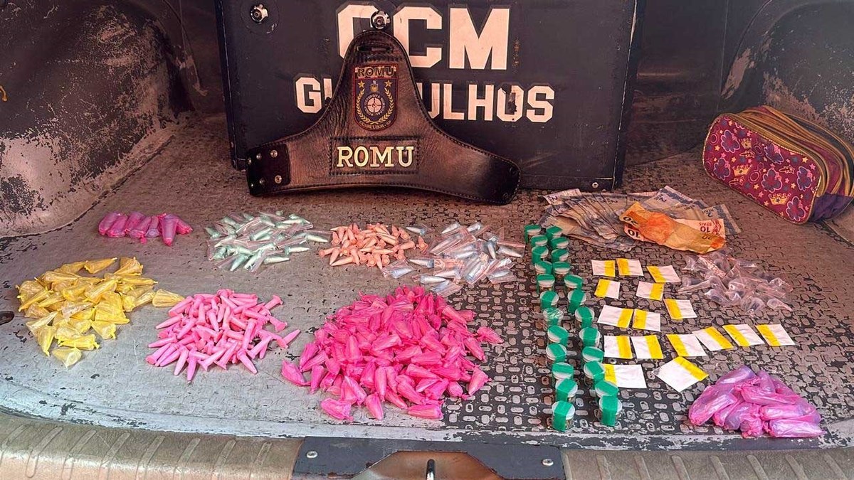 Foram apreendidos 322 gramas de cocaína e 85 gramas de maconha embaladas para comercialização ilícita. Foram apreendidos 322 gramas de cocaína e 85 gramas de maconha embaladas para comercialização ilícita.