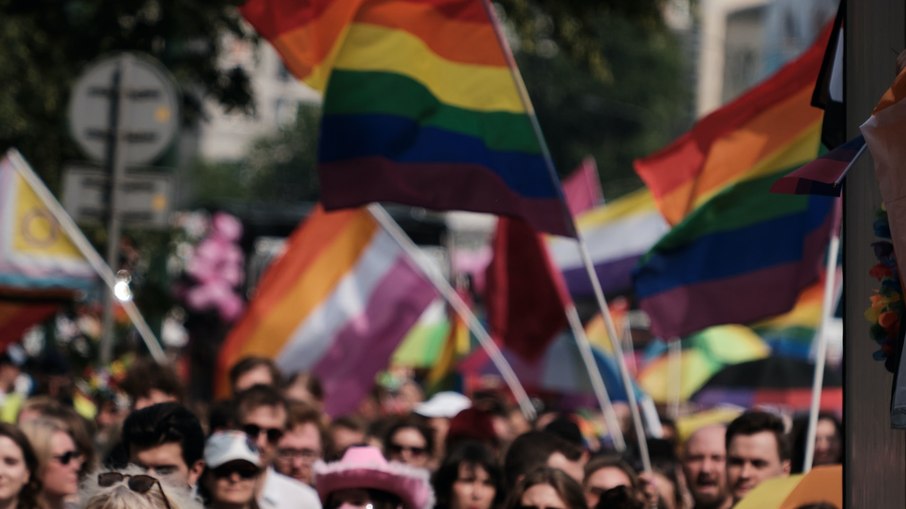 Ativistas LGBTQ+ na Polônia comemoram resultado favorável nas eleições ao parlamento do país