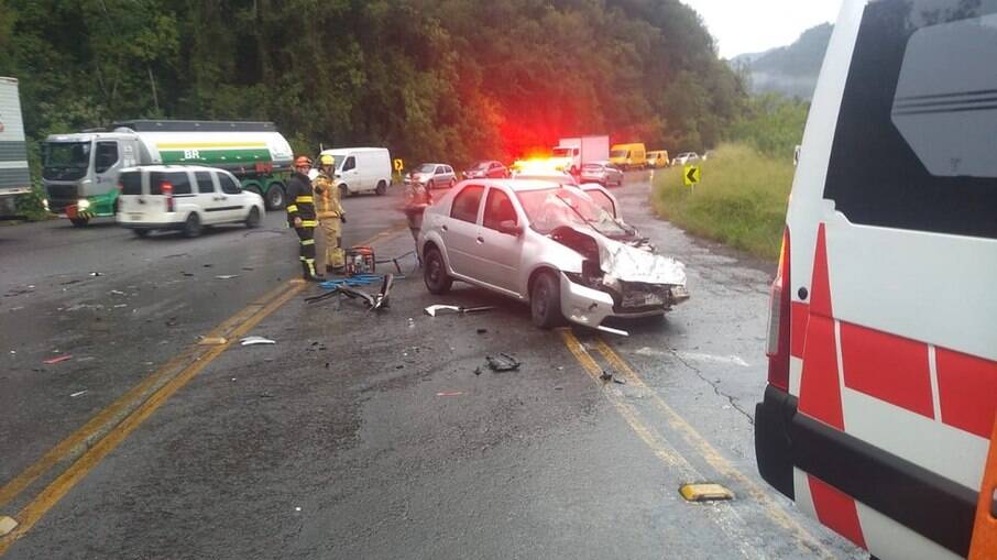 Homem foi encontrado em porta-malas de carro após acidente com caminhão