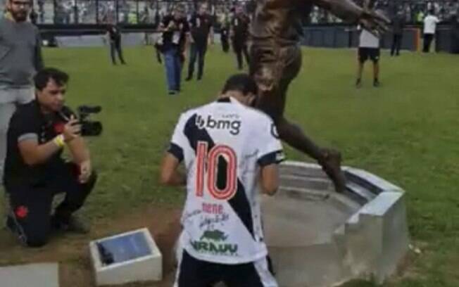 'Cara da Luva de Pedreiro' se ajoelha à estátua de Roberto Dinamite e é ovacionado pela torcida do Vasco