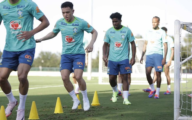 Pepê durante treino da Seleção