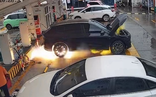 Zeekr 7X pega fogo perto de carregador; marca se pronuncia